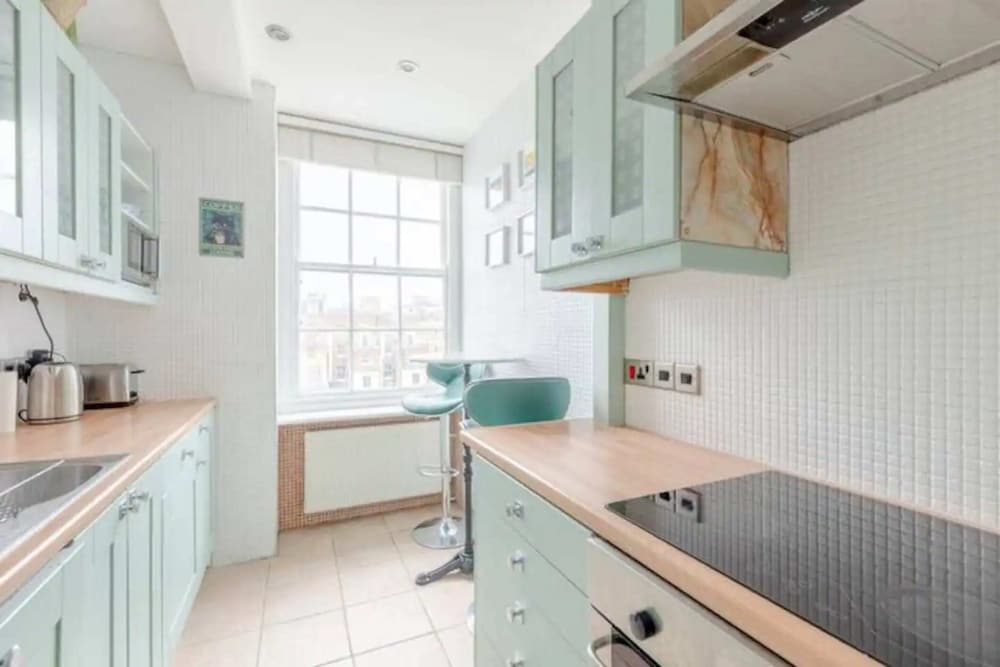 Central and Spacious 2 Bedroom Flat in Kensington