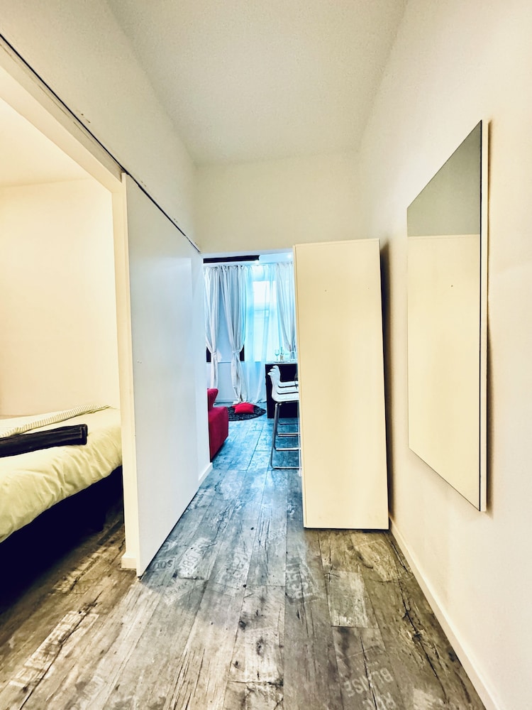Budget 1BR Apt with Living Room AKH
