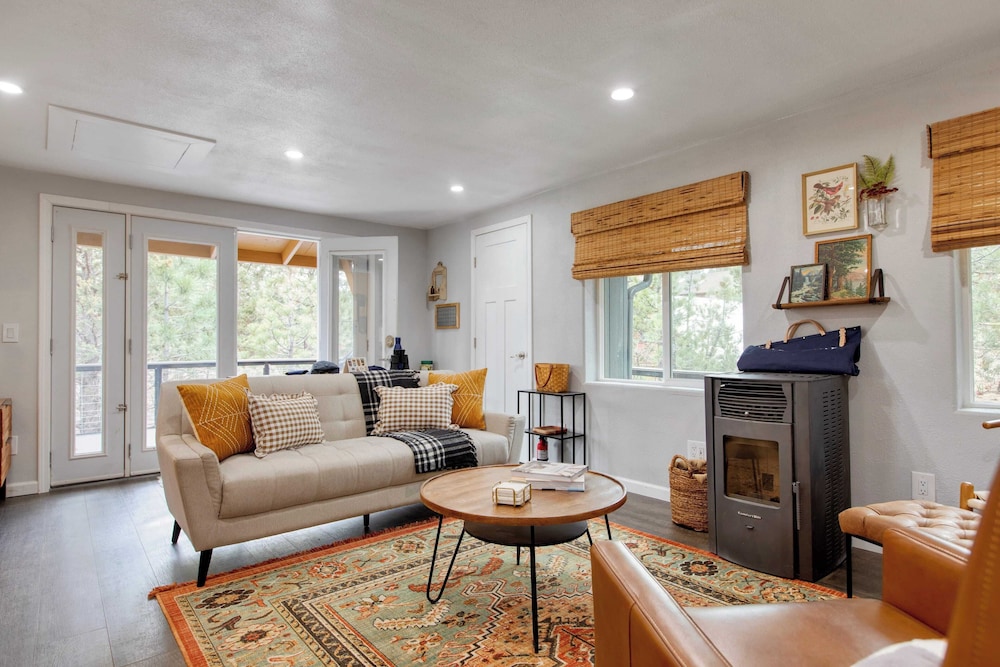Cozy 2BR Fawnskin Cabin Big Bear Lake, Hiking Trails & Snow Summit Nearby