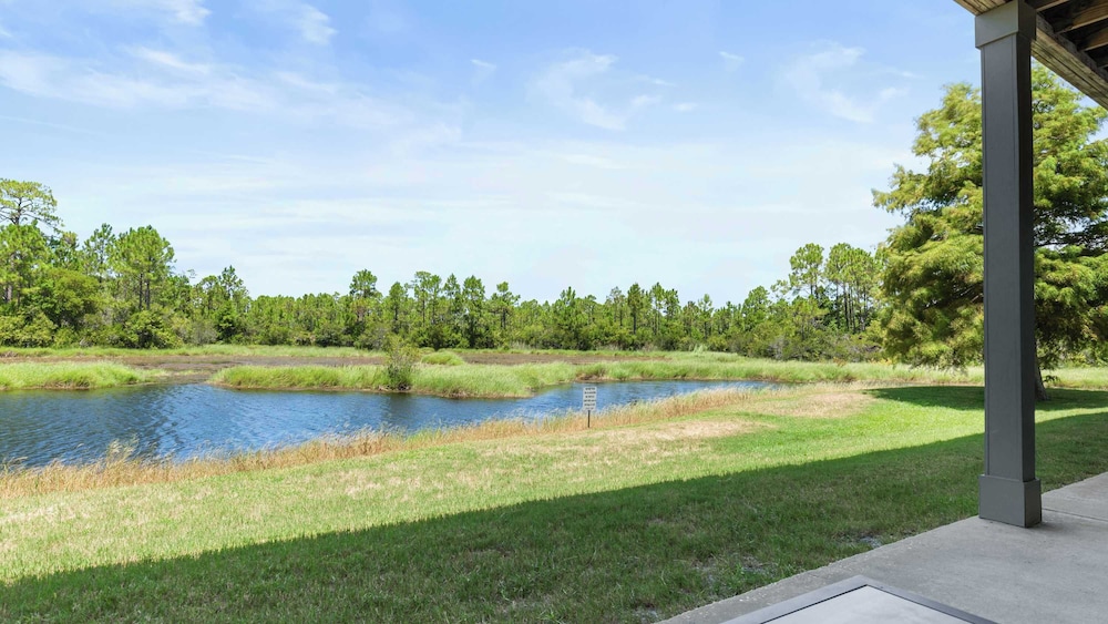 Cozy Family Home - Community Pool, Private Porch, 10-minute Walk to Beach