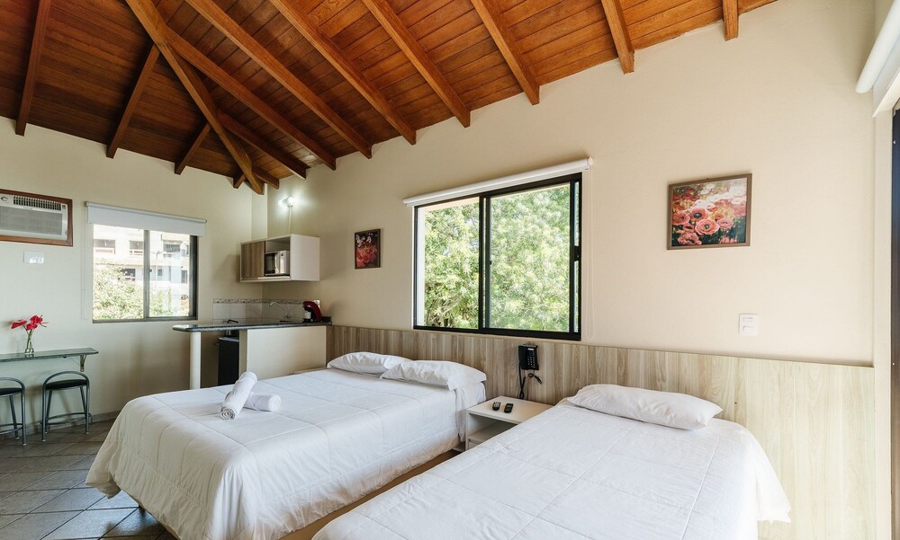 JOFs Apartamentos c Piscina e Vista Mar