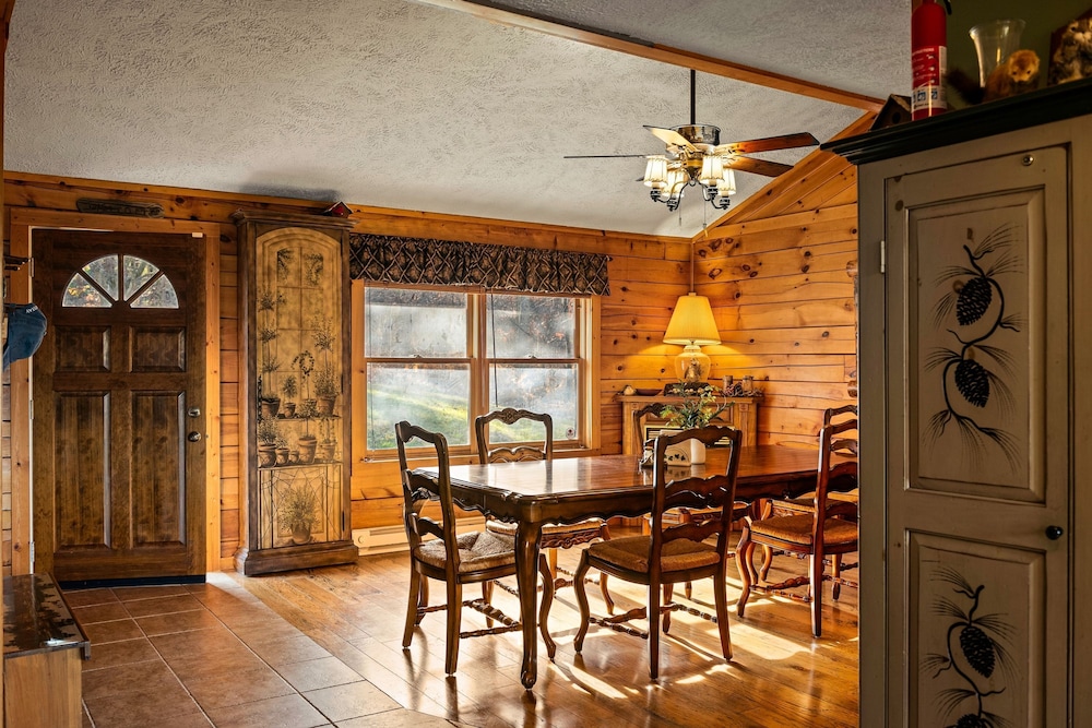 Deer Haven Cabin by Avantstay Waterfront Dock Firepit