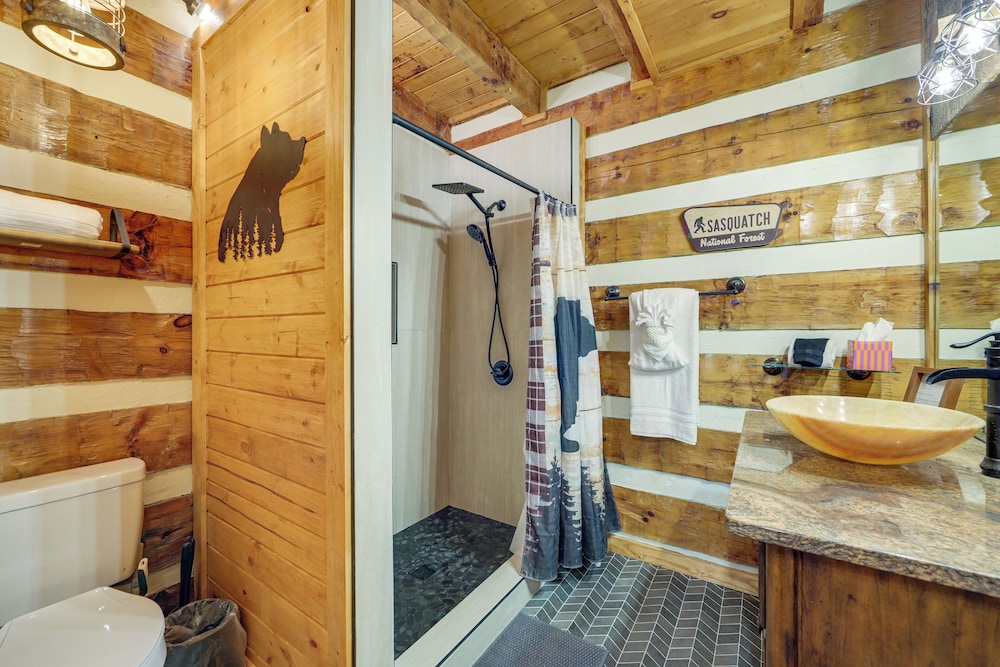 Mins to Dollywood: Boujee Bear Cabin w/ Hot Tub!