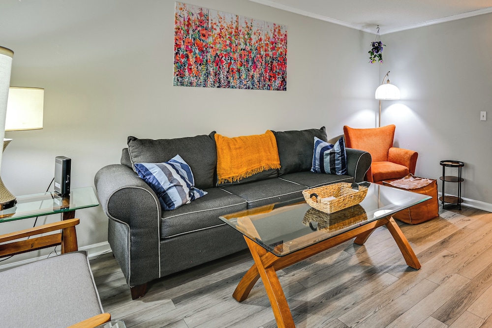 < 2 Mi to ECU & Medical District: Retreat w/ Patio