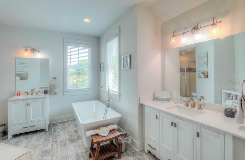 Dunn Inn 2 by Avantstay Walk to Beach, Pool Access, Sleeps 17!