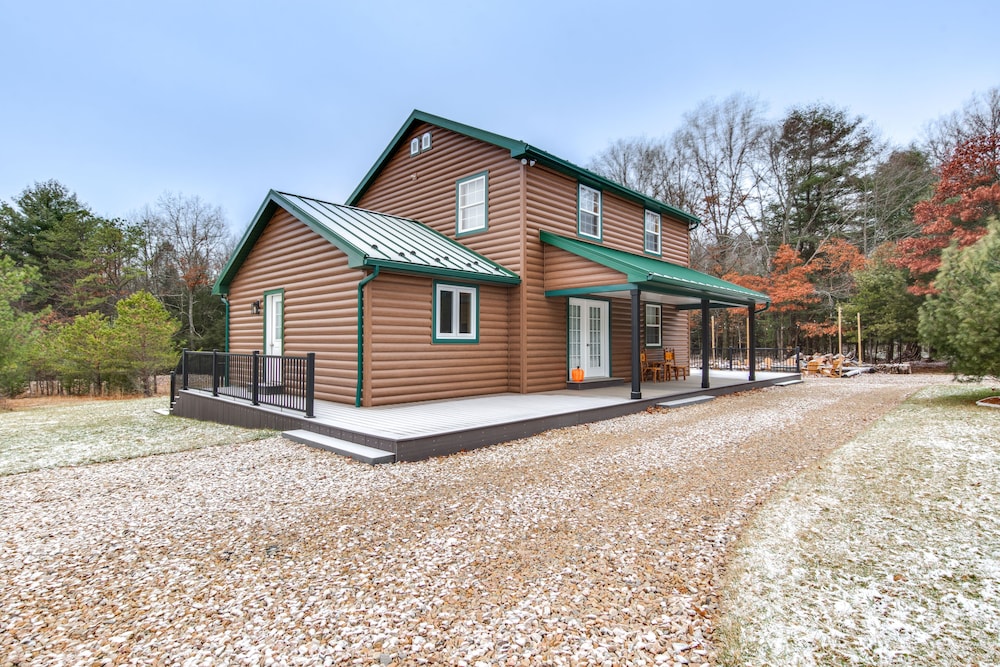 Houtzdale Home w/ Shuffleboard & Pickleball! view 3