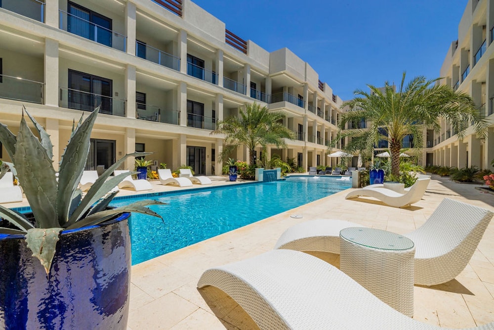 NEW Modern 2BR 2BA Condo w Gym Pool BBQ Parking