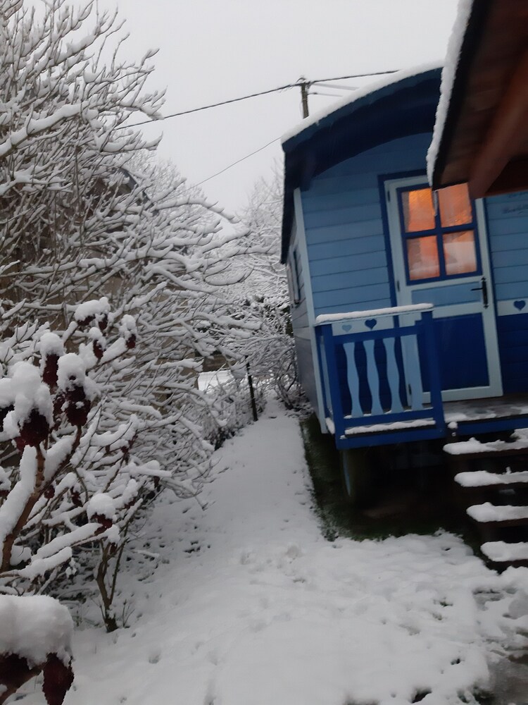 Cozy Little Blue Caravan in Scy Belgique