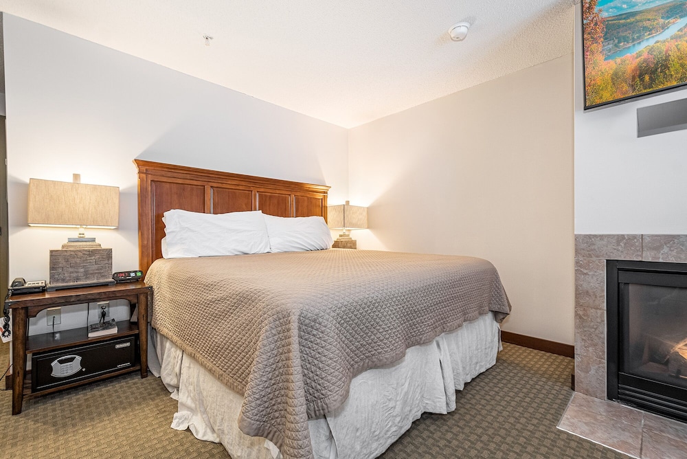 Suites at Silver Tree A124 view 2