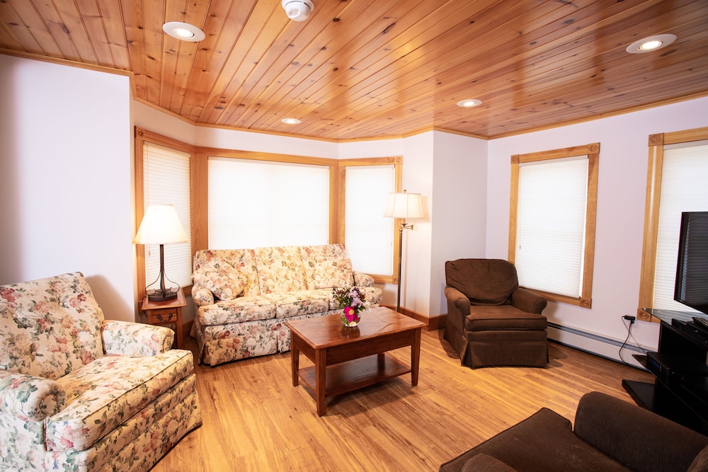 Blue Hill Lodge