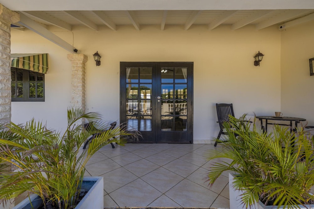 Luxurious Haven in the Heart of the Island Pool
