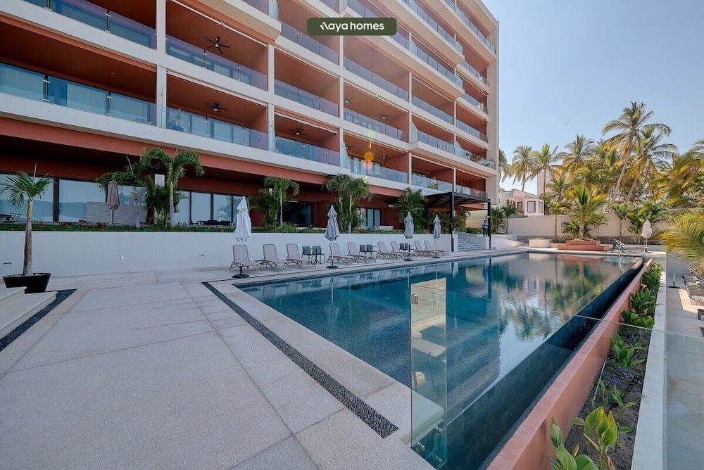 Luxurious 3BR Condo Right Next to the Beach - King
