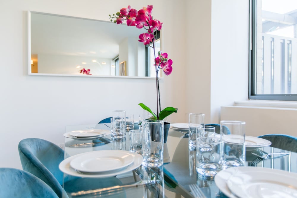 Bright 2 Bedrooms 2 Bathrooms Unit With Balcony