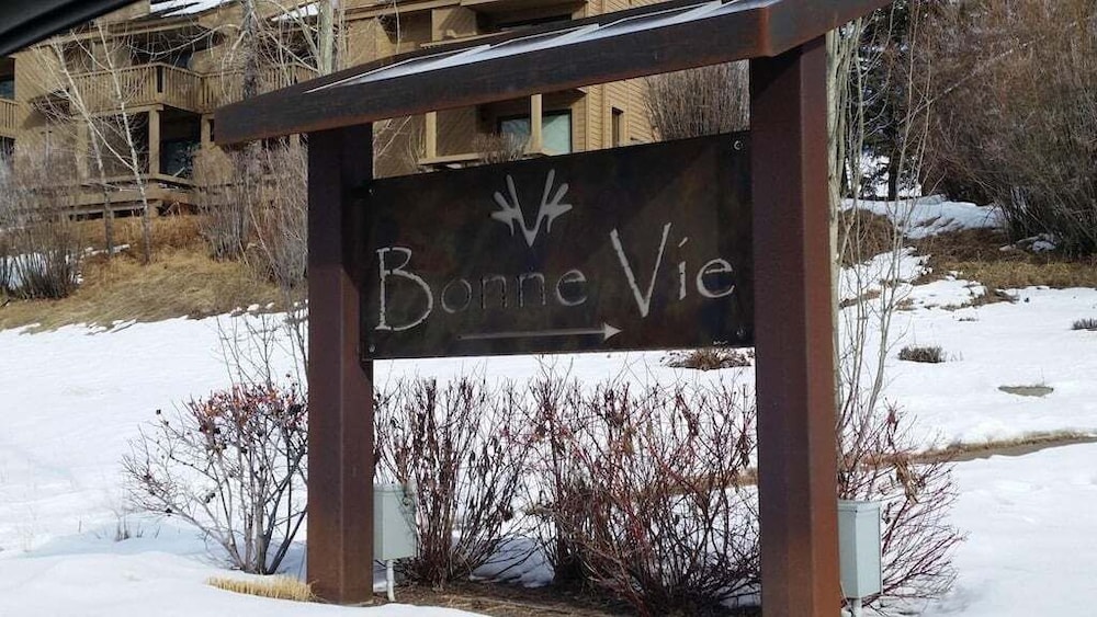 Bonne Vie 2247 Sunny & Spacious 4 Bedroom Condo in the Heart of Elkhorn Village