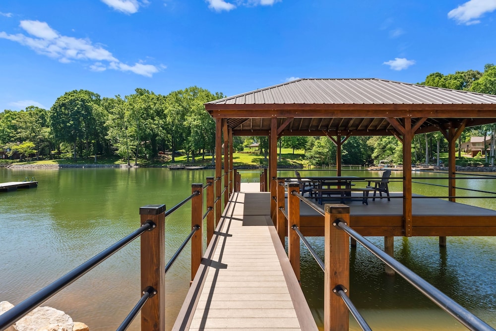 Blue Heron by Avantstay Lakefront Dock Pool Theater Sleeps 22