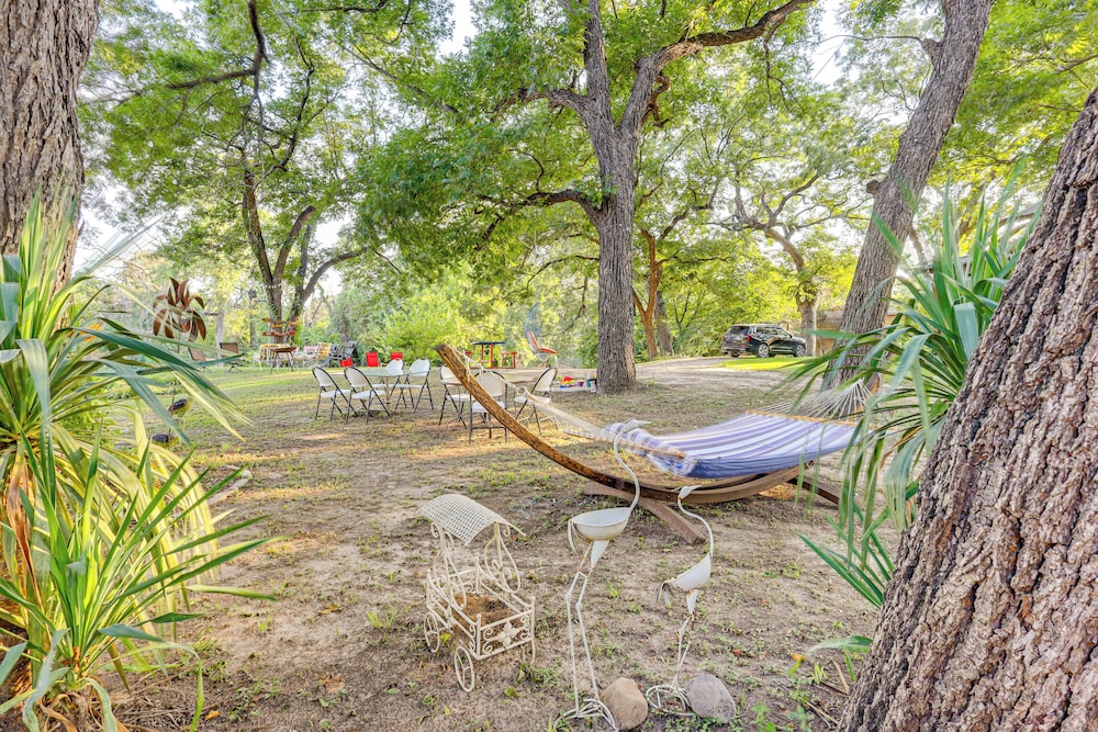 Private Pool: Fun Riverfront Retreat in Hamilton!