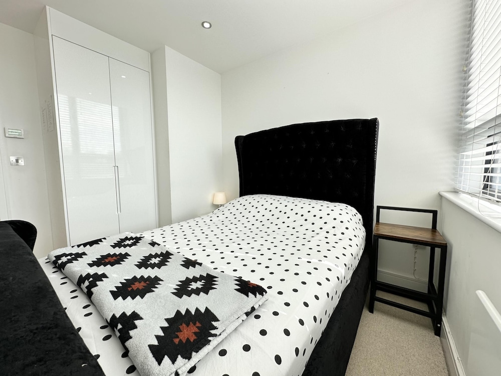 Condo Apartment With Workspace