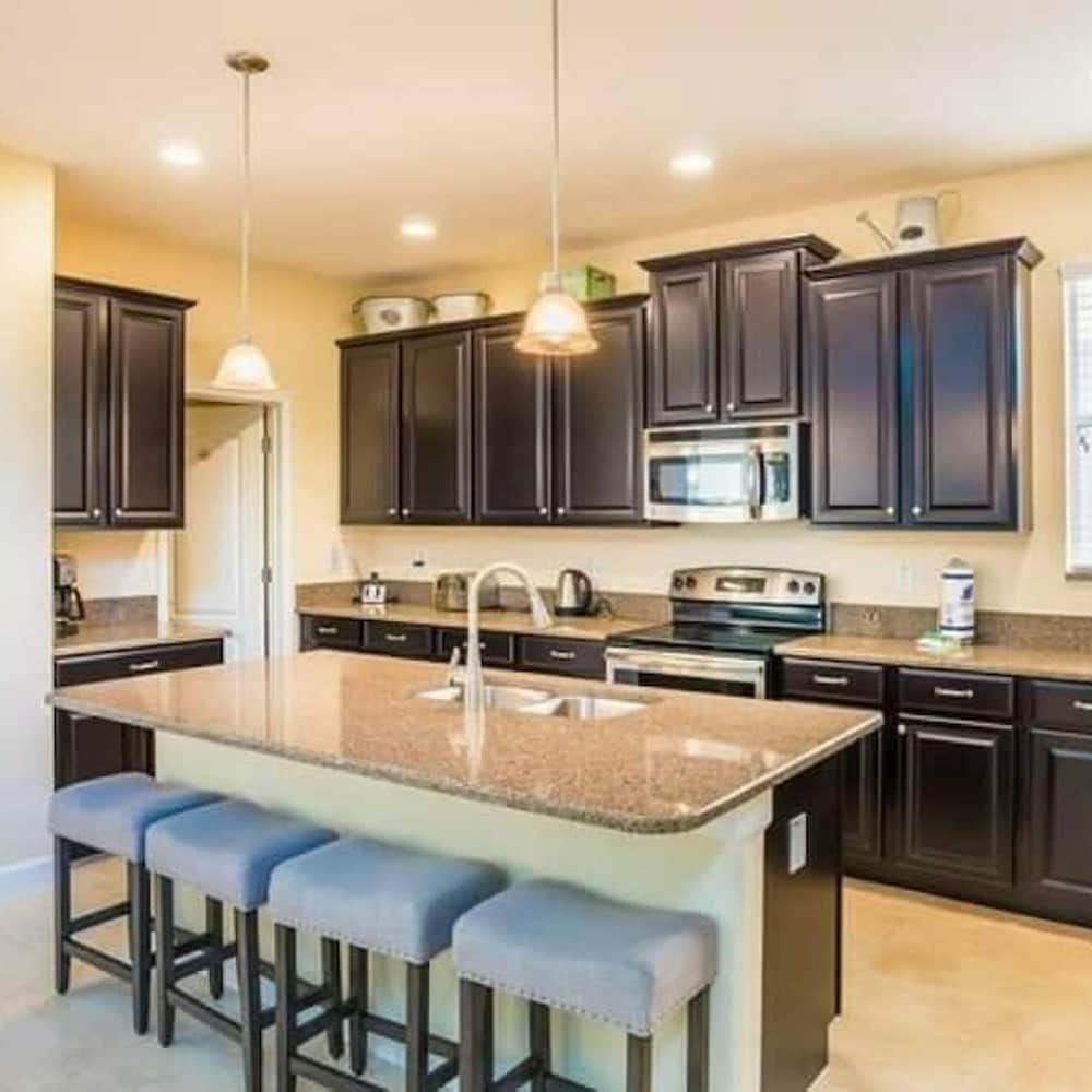 9004 Amazing 5BD With Pool