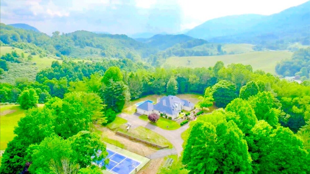 Luxe Gated Mansion - Basketball Court Movie Theater Acreage