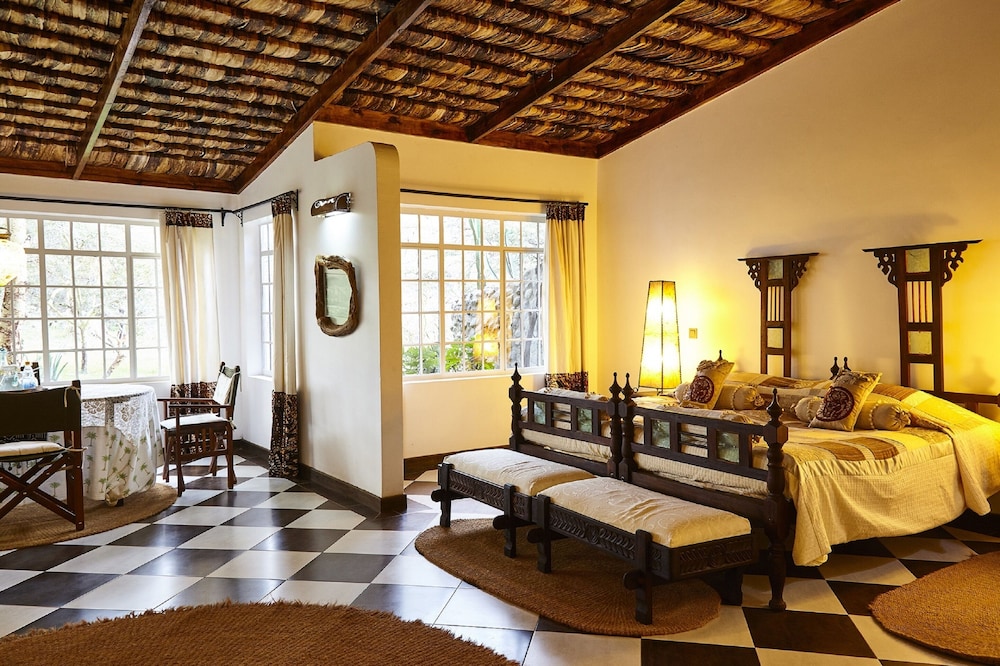 Hatari Lodge