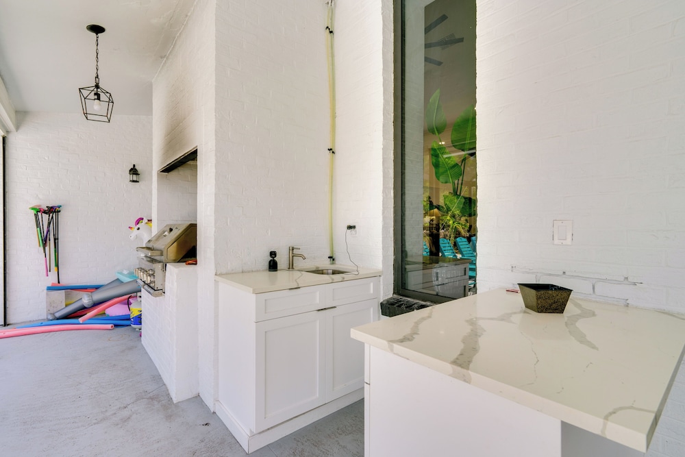 7 Mi Fort Myers Beach: Luxe 'mai Tai Villa'
