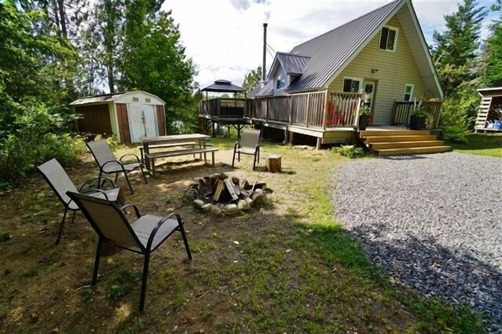 490 Lake St Peter $2100/sum Wk 3 Bedroom Cottage