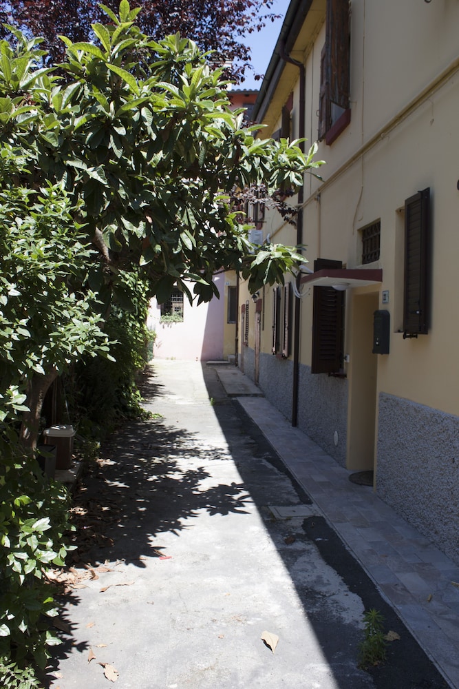 Nice Apartment in an English Style Building On the First Floor, With air Conditioning, Wifi and Sewing