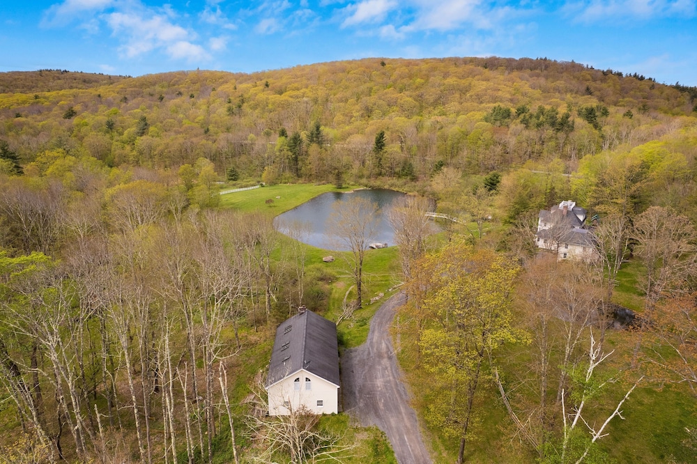 Sunny Pond by Avantstay Secluded Estate w a Private Pond Gym Movie Theater