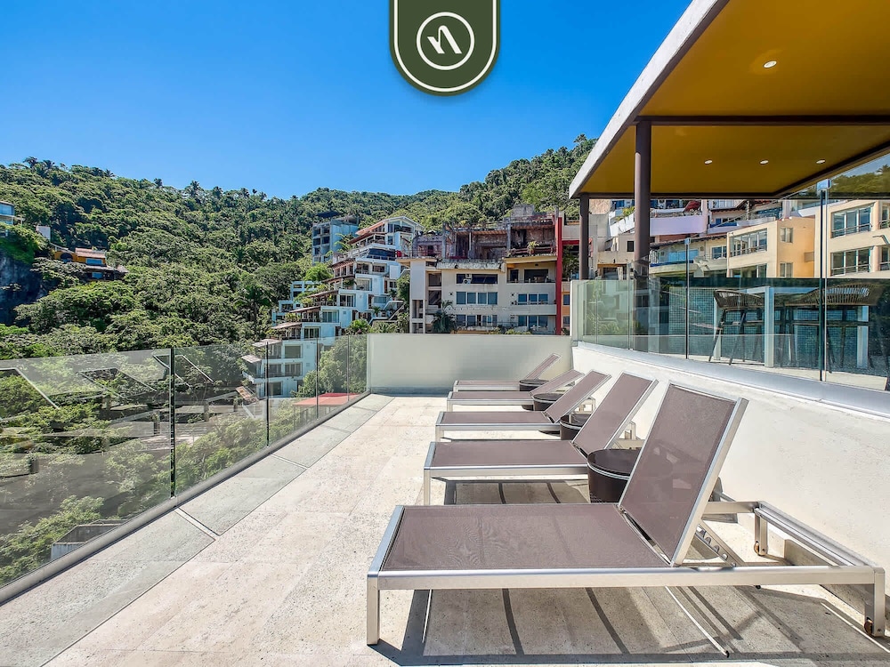 Luxury 2 BR Condo in the Jungle - Oceanview Pool