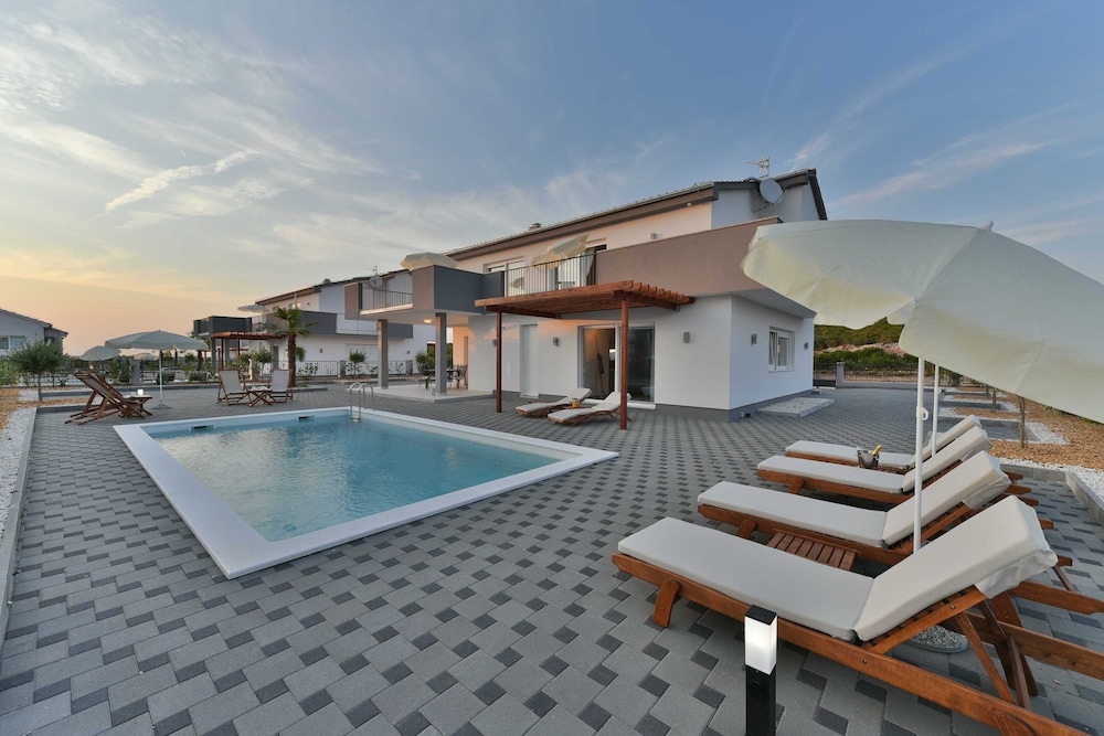Luxury Escape With Swimming Pool & Modern Design