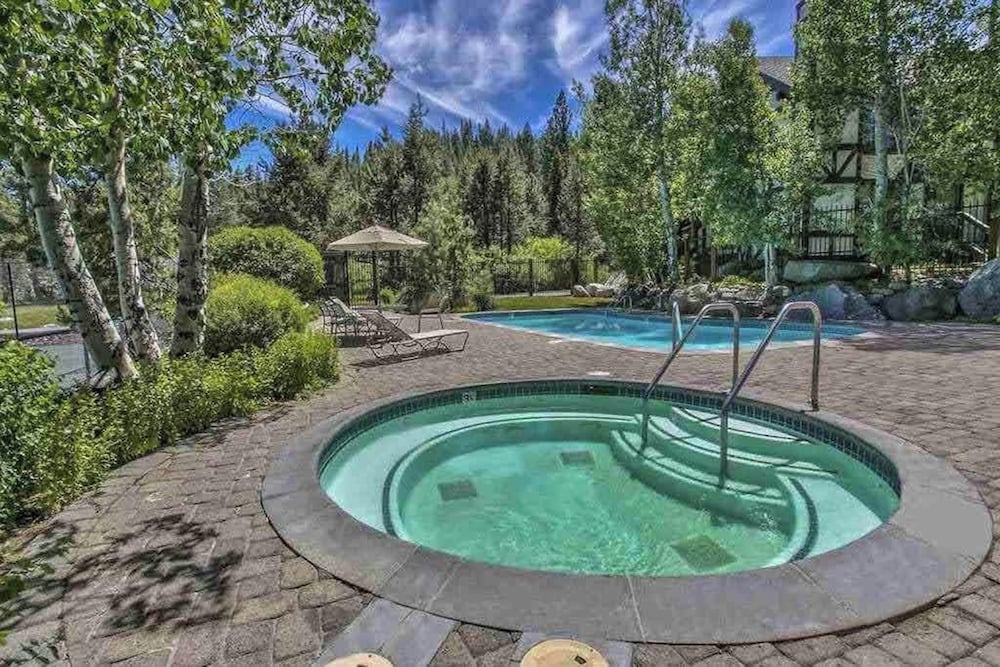 1BR Condo w/ Access to Resort Pools, Spa & Gym