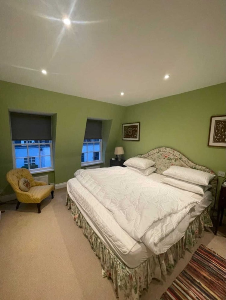 Expansive 4BD Home- 15 min From Buckingham Palace!