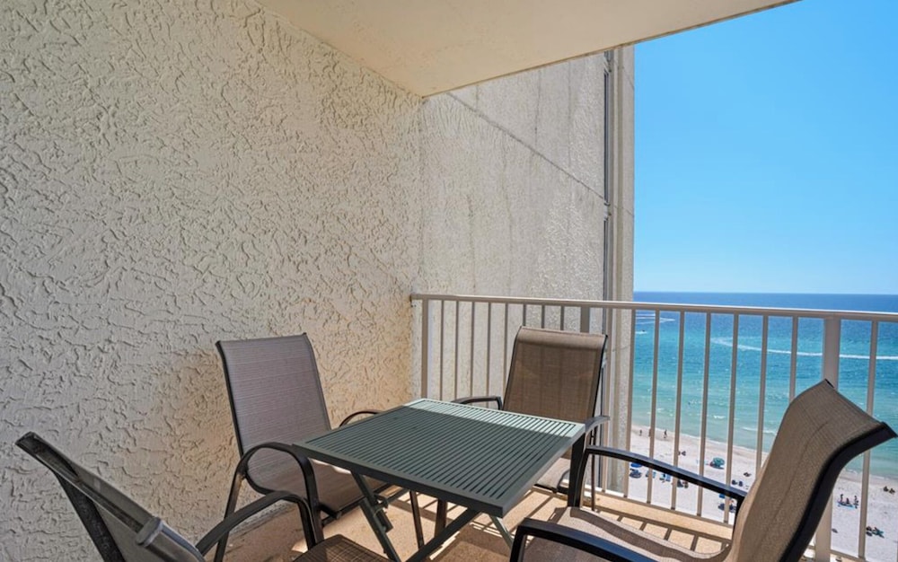 Coastal Hideaway: Cozy Beachfront Studio Sleeps 4 With Stunning Views!
