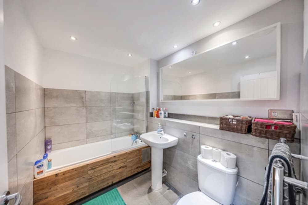Dartford 3-bed House, Sleeps 7, 10 Mins to Station