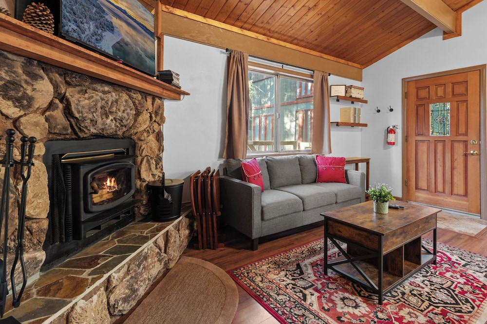 Cute Cozy Cabin