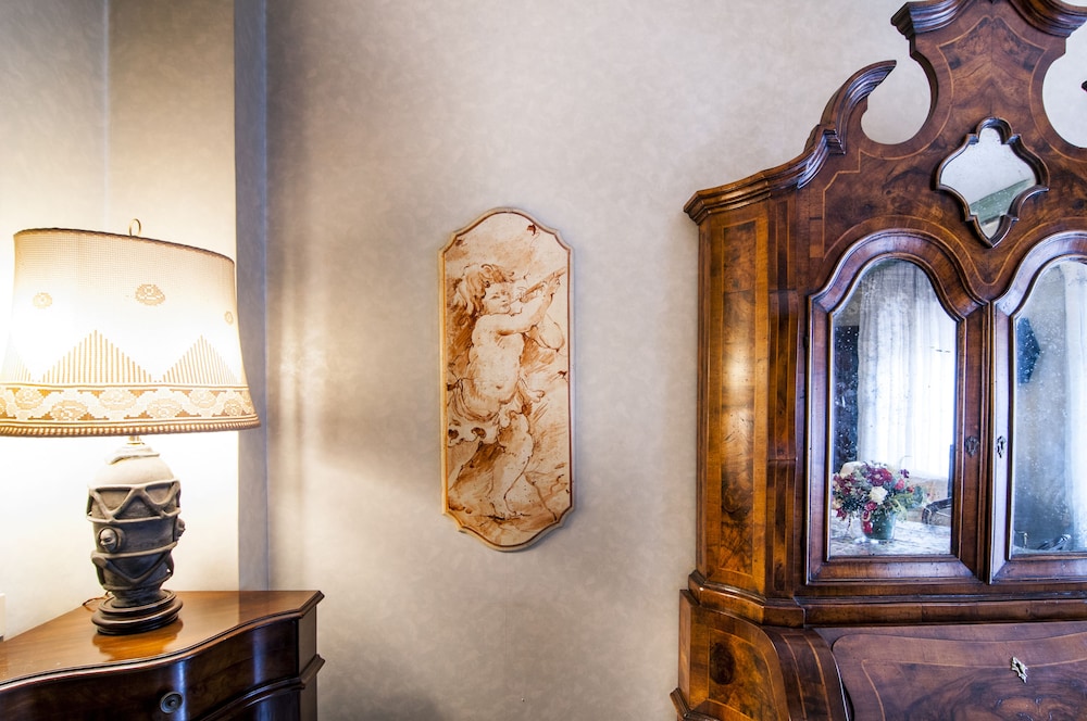 Aurelio & Vaticano Elegant Flat