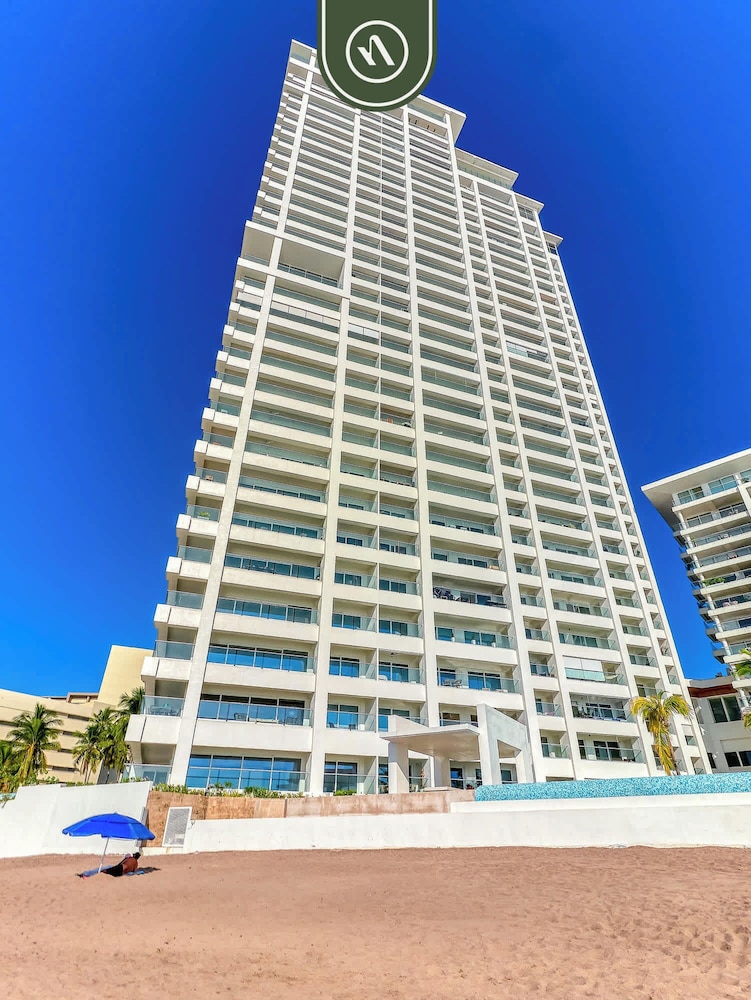 New Oceanfront 1 BR Condo - Gym - Beach - Pool