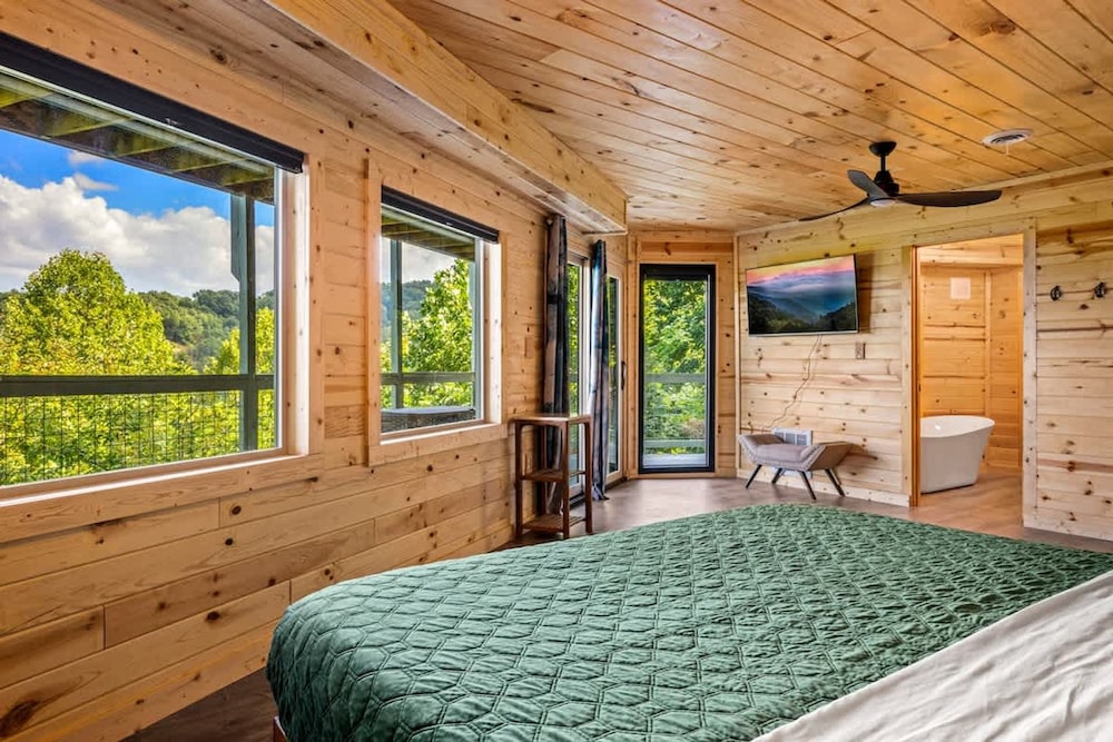 180 Views Sleeps 7 Private Hot Tub Full Kitchen