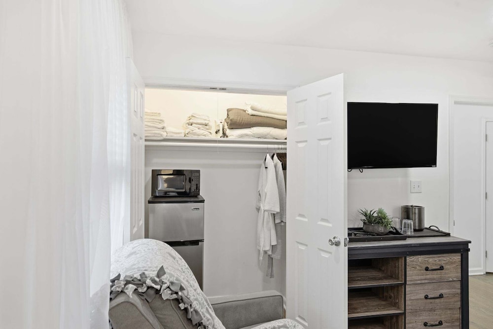 Stylish Hot Tub Retreat With Ping Pong 3 Bedroom Home