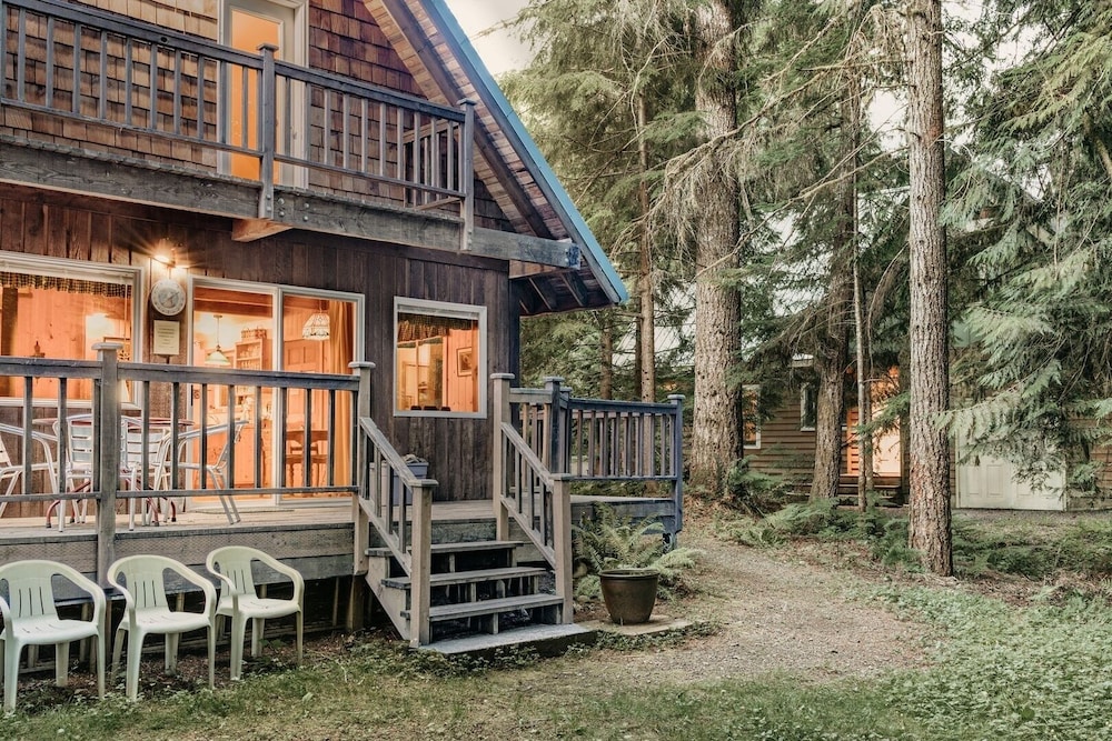32mbr - Bbq - Pets Ok - Wood Stove - Sleeps 7 3 Bedroom Home by RedAwning