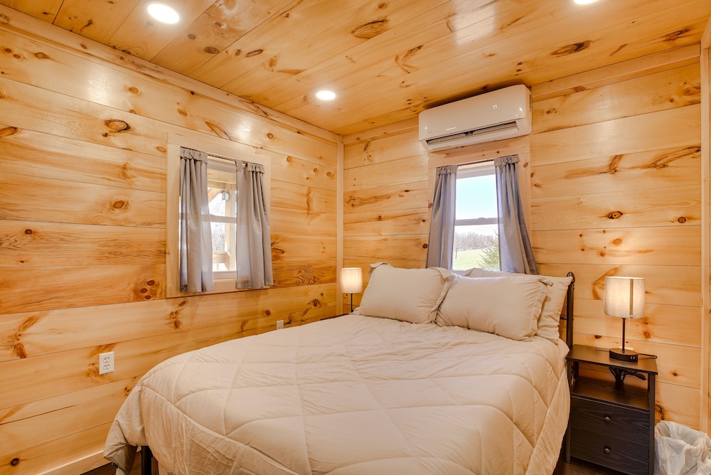 'friends & Family' Rental Cabin w/ Hot Tub! view 3