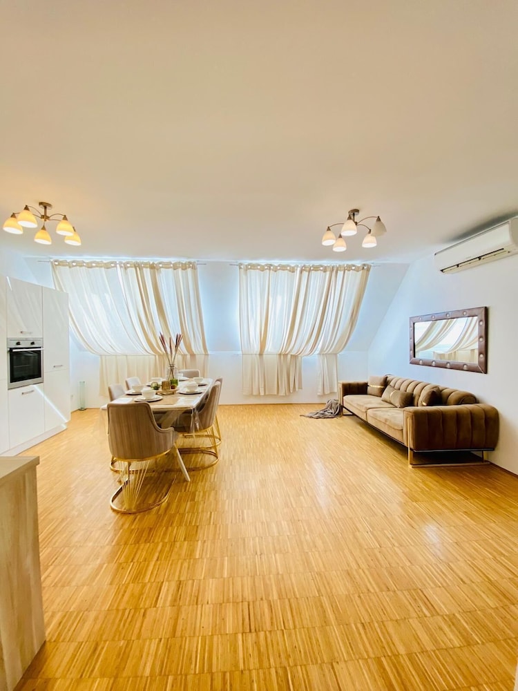 Comfy 3BR Apt With Living Room Balcony