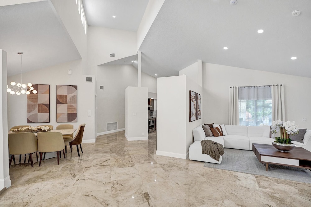 The Grand Luxe 8BR Villa w Pool and Basketball