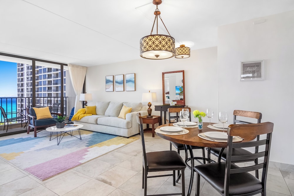 High Floor Ocean View Condo (King Bed and Parking): hotel room photo