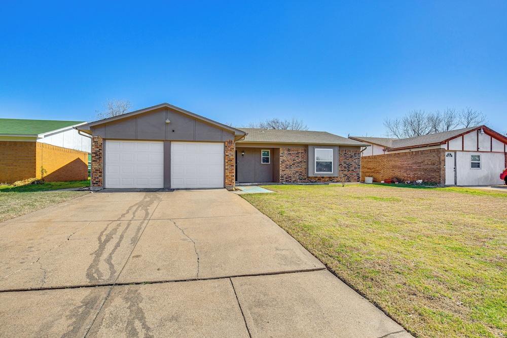 5 Mi to Fort Worth Stockyards: Home w/ Yard!