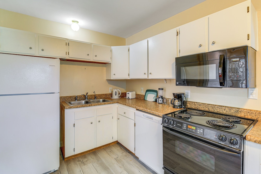 Walk to Main Street! Home in Historic Jonesborough