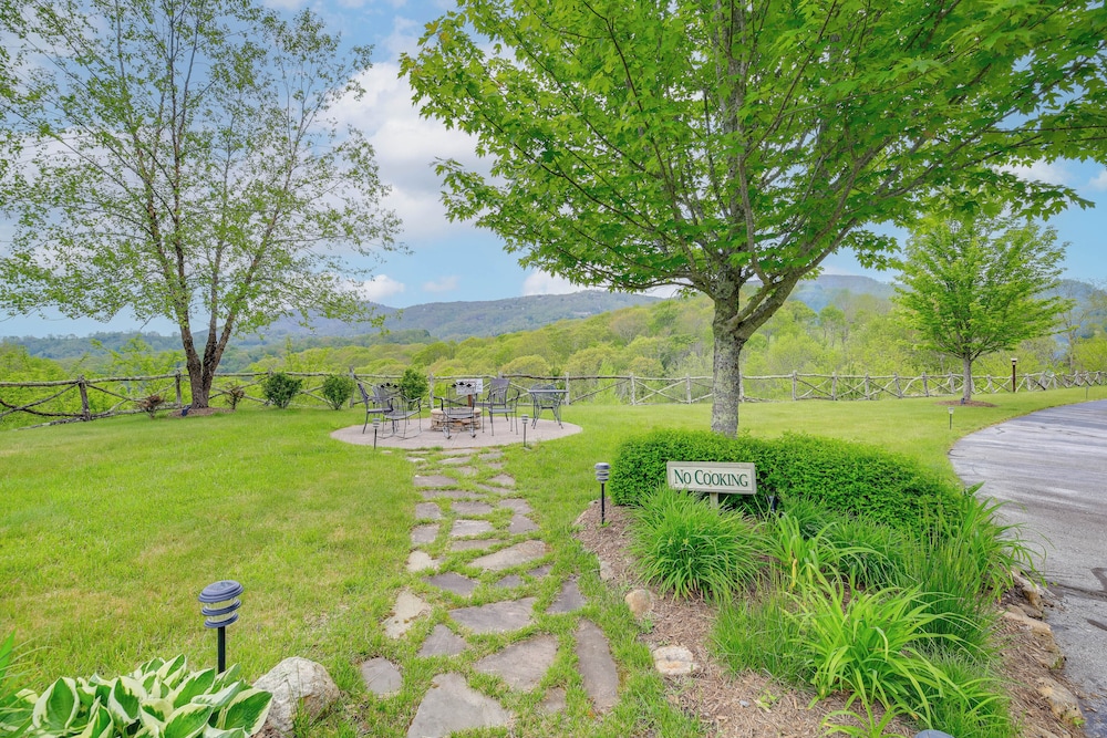 Mountain Condo 2 Mi to Dtwn Banner Elk w/ Views!