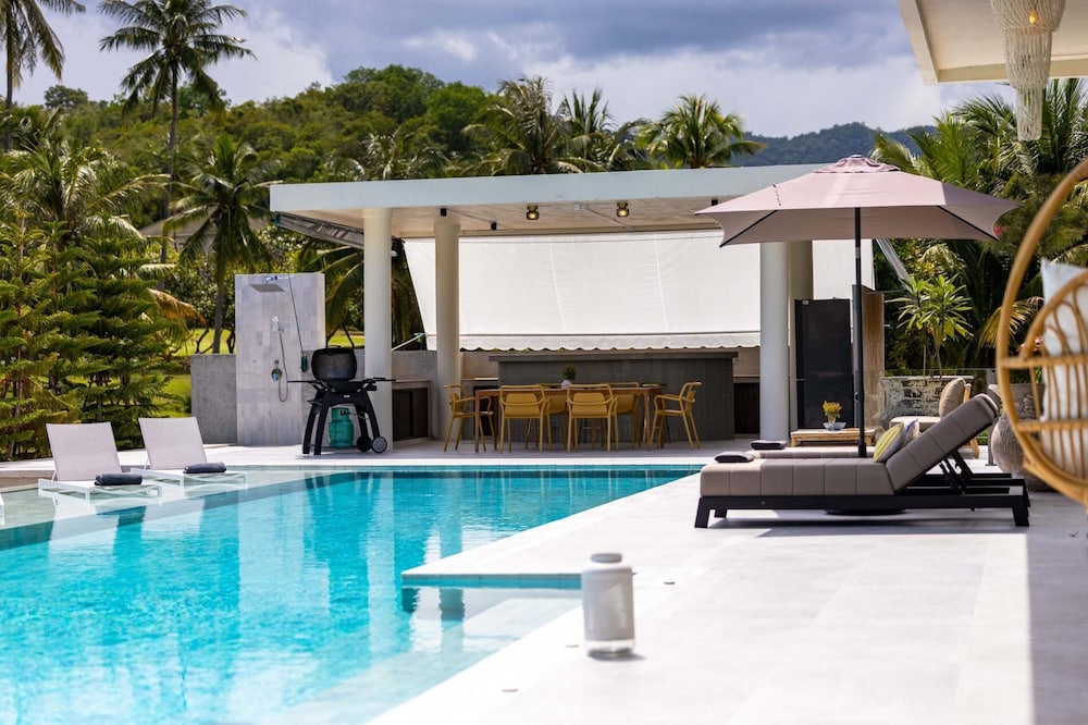 Ultra-Modern 6-Bedroom in GolfCourse PH6