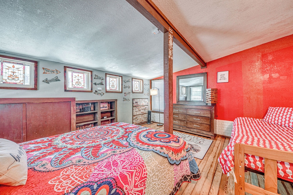 Walk to Downtown Ruidoso: Cozy Wooded Retreat