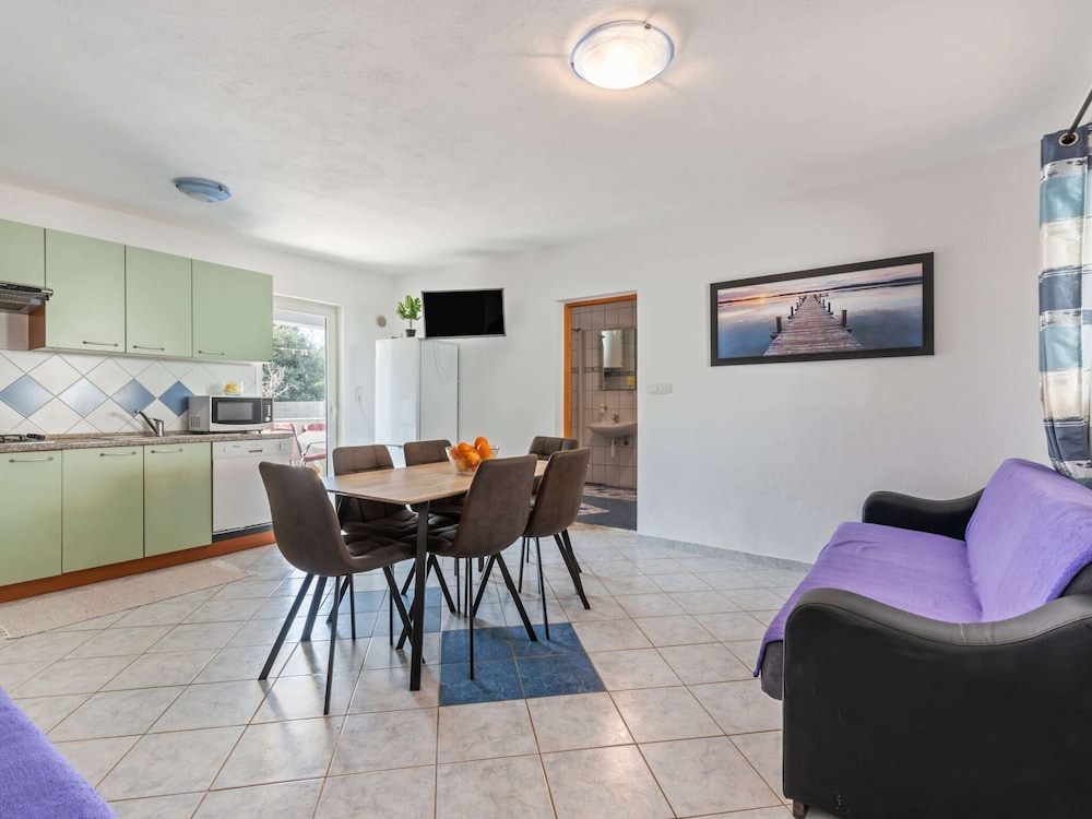 Enticing Apartment in Vir near Seabeach view 4